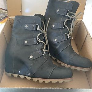 Sorel Canada leather wedge winter boots size 9 water resistant